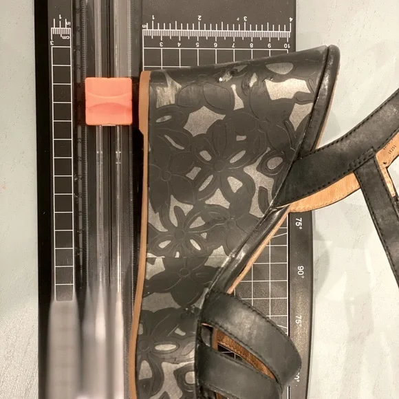 Comfortable Clark Wedge - Picture 6 of 8